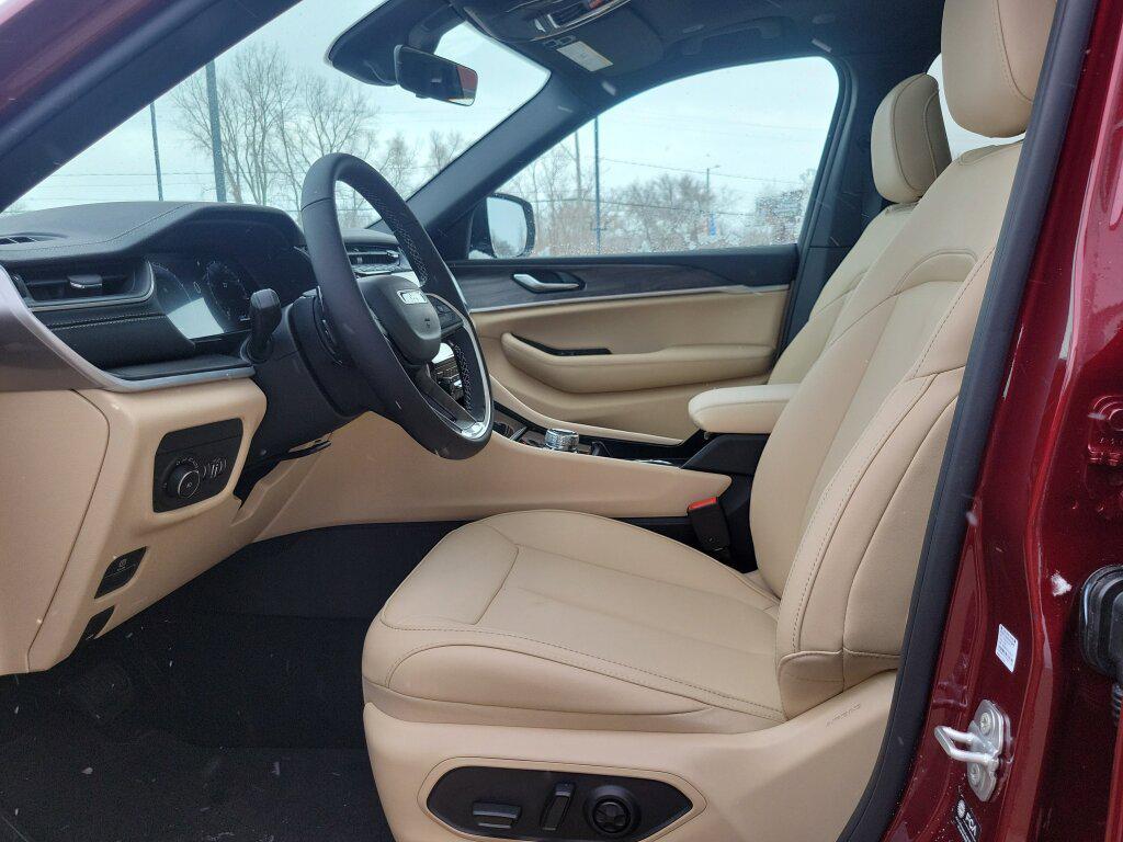 new 2025 Jeep Grand Cherokee car, priced at $43,595