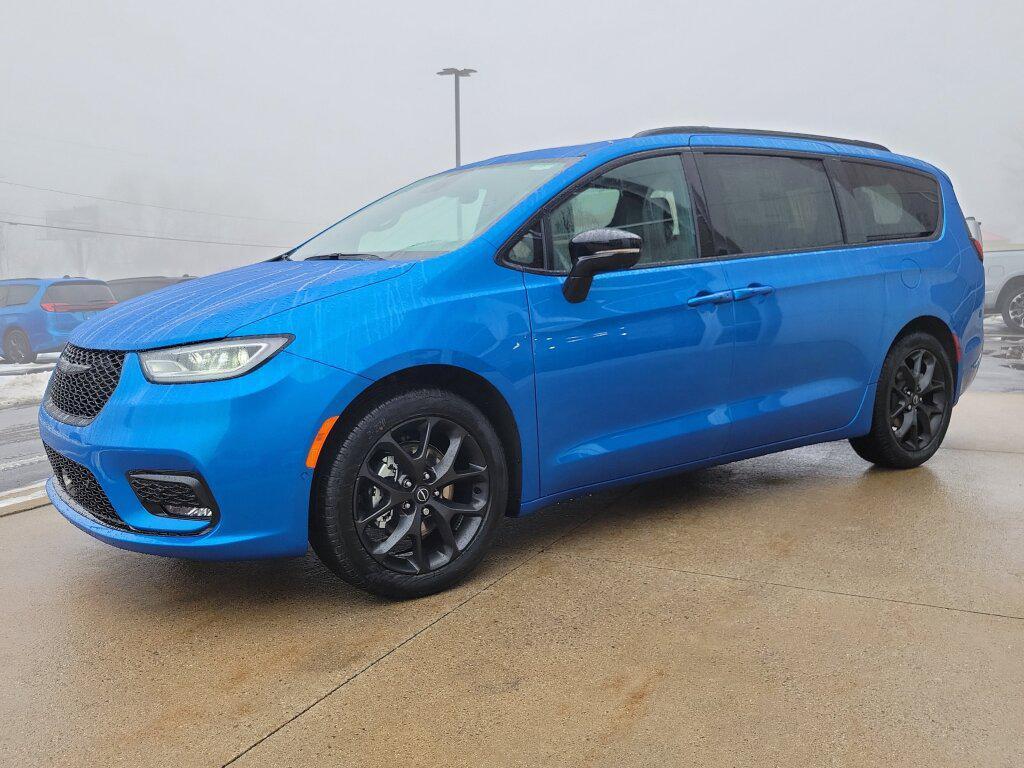 new 2026 Chrysler Pacifica car, priced at $44,695