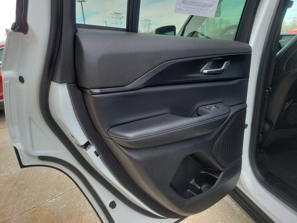 used 2025 Jeep Grand Cherokee car, priced at $34,996