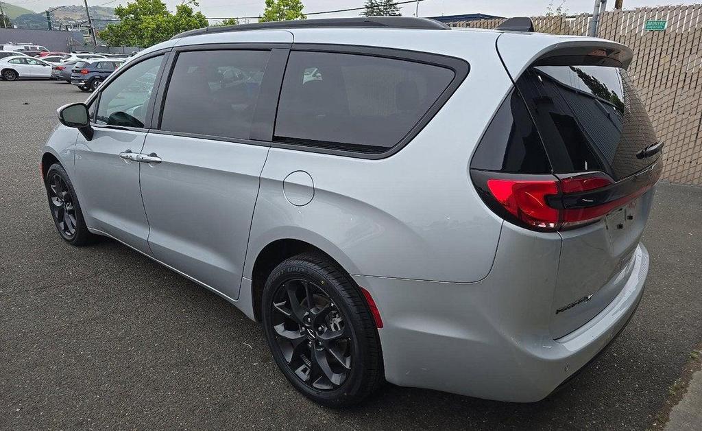 used 2023 Chrysler Pacifica car, priced at $30,996