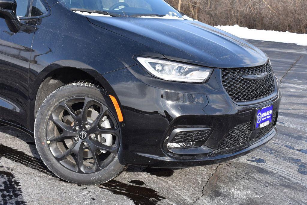 new 2026 Chrysler Pacifica car, priced at $52,883