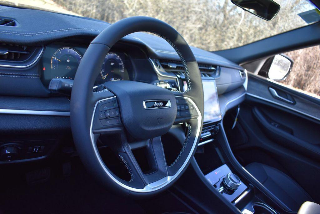new 2025 Jeep Grand Cherokee car, priced at $47,599