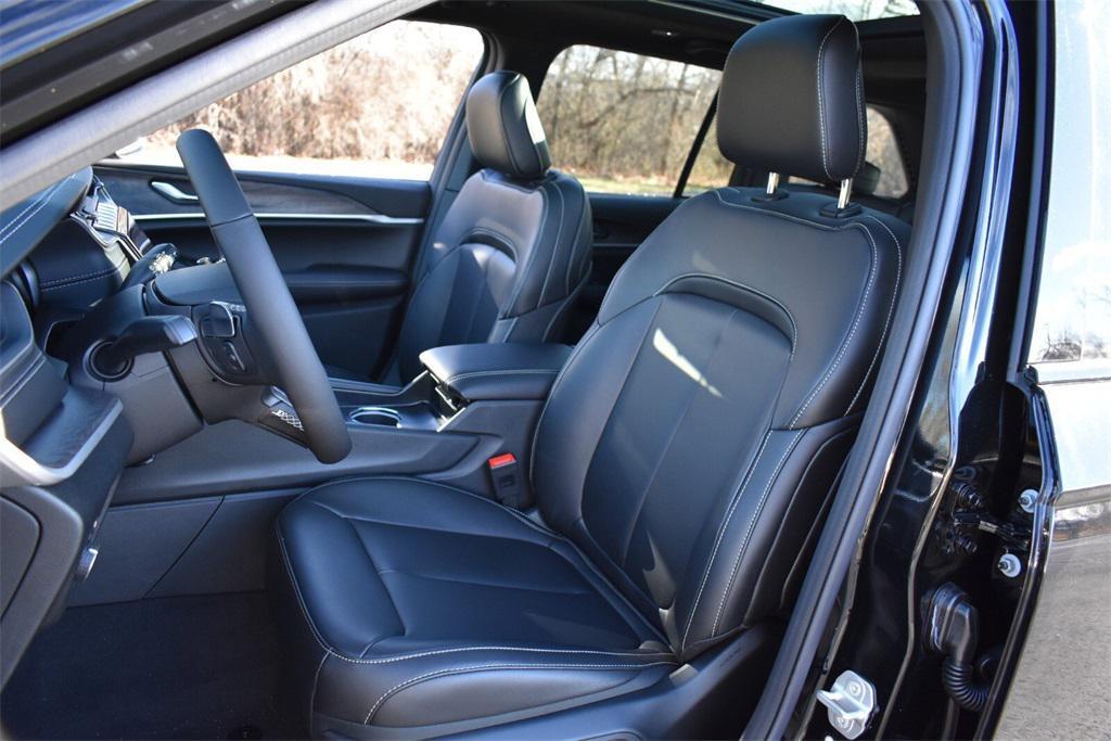 new 2025 Jeep Grand Cherokee car, priced at $47,599