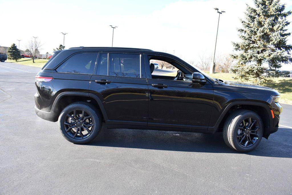 new 2025 Jeep Grand Cherokee car, priced at $47,599