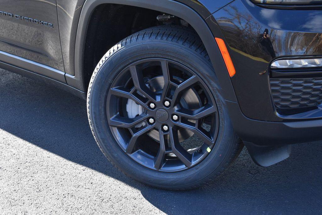 new 2025 Jeep Grand Cherokee car, priced at $47,599