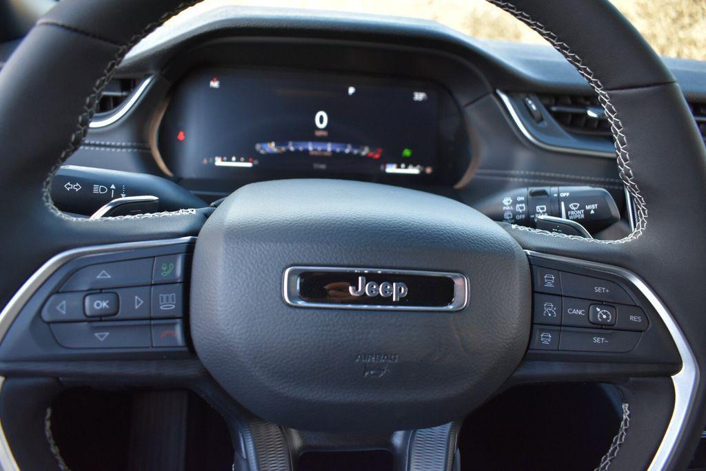 new 2025 Jeep Grand Cherokee car, priced at $37,590