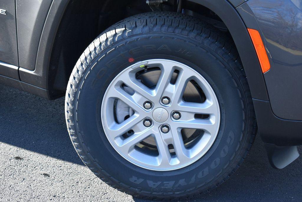 new 2025 Jeep Grand Cherokee car, priced at $37,590