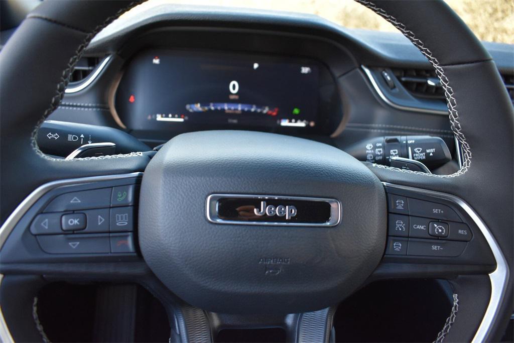 new 2025 Jeep Grand Cherokee car, priced at $37,999
