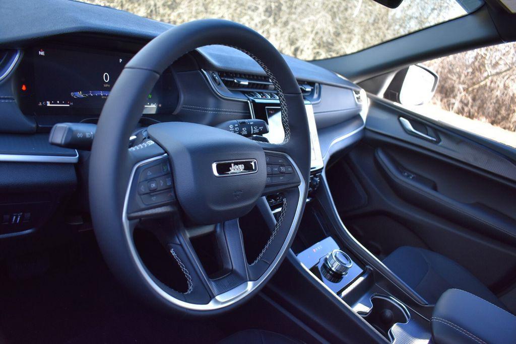 new 2025 Jeep Grand Cherokee car, priced at $37,590