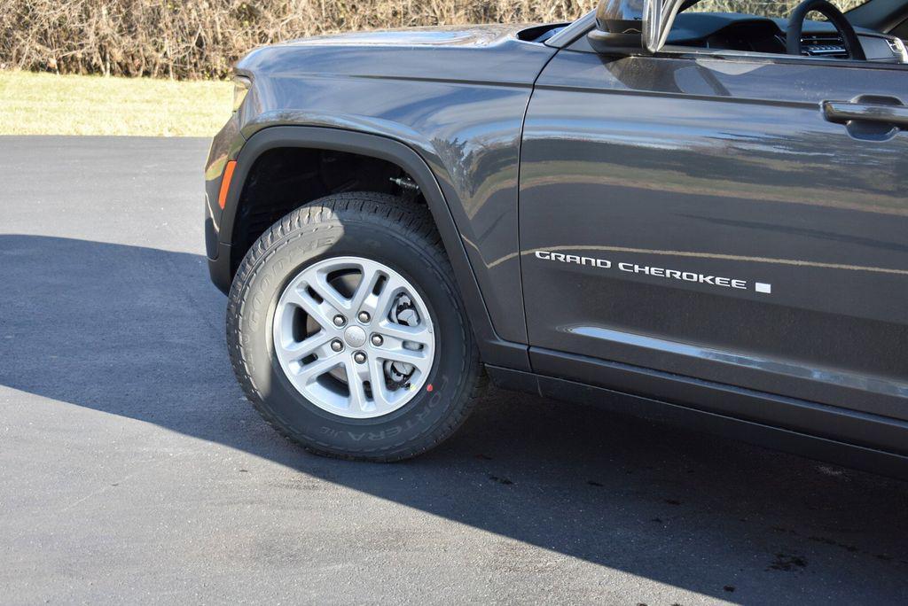 new 2025 Jeep Grand Cherokee car, priced at $37,590