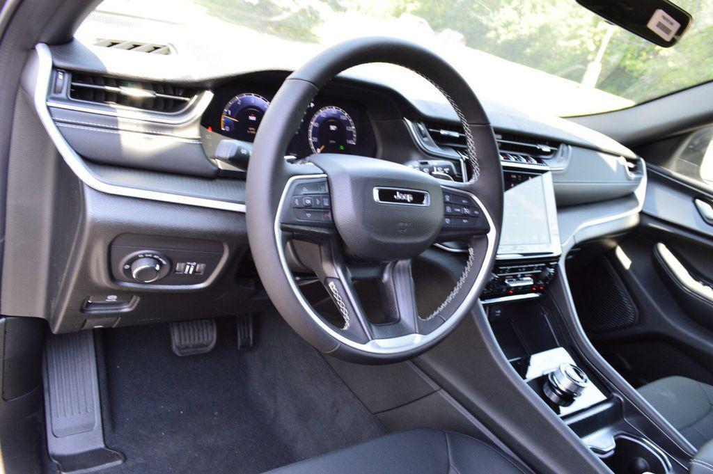 new 2025 Jeep Grand Cherokee car, priced at $33,999