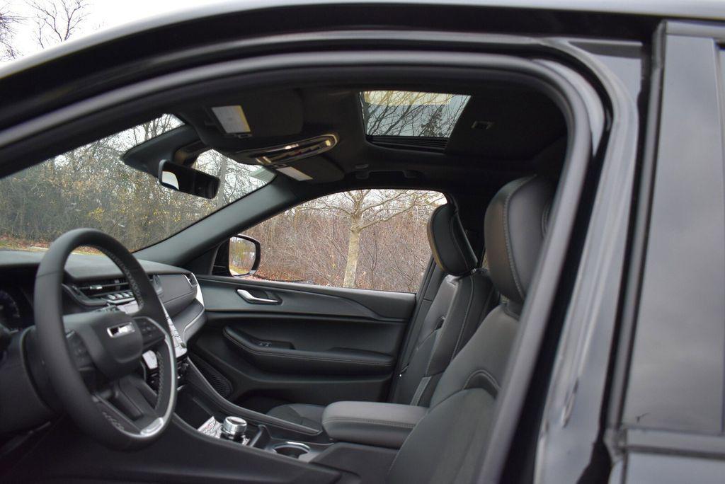 new 2025 Jeep Grand Cherokee car, priced at $41,999