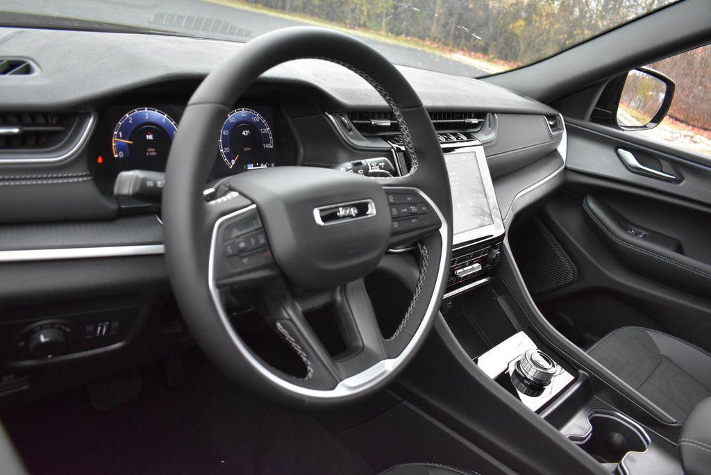 new 2025 Jeep Grand Cherokee car, priced at $41,999