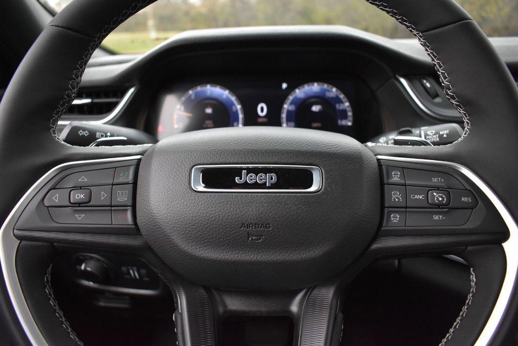 new 2025 Jeep Grand Cherokee car, priced at $41,999