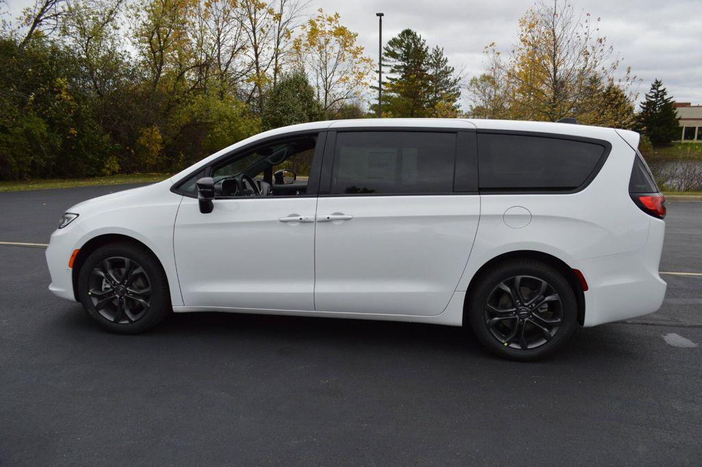 new 2026 Chrysler Pacifica car, priced at $40,893