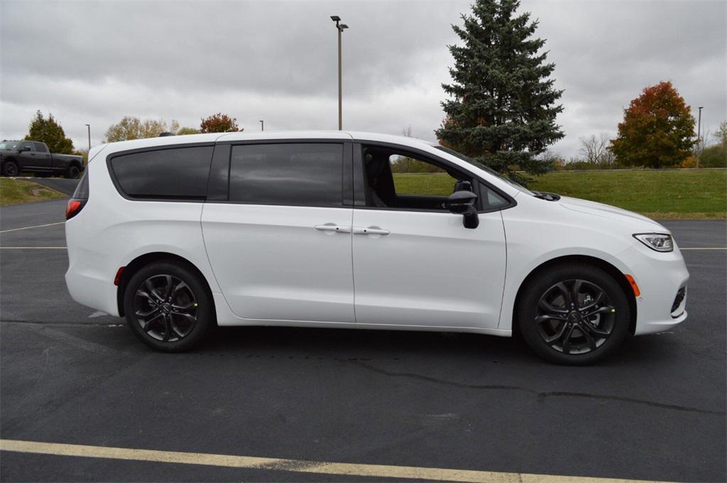 new 2026 Chrysler Pacifica car, priced at $39,999