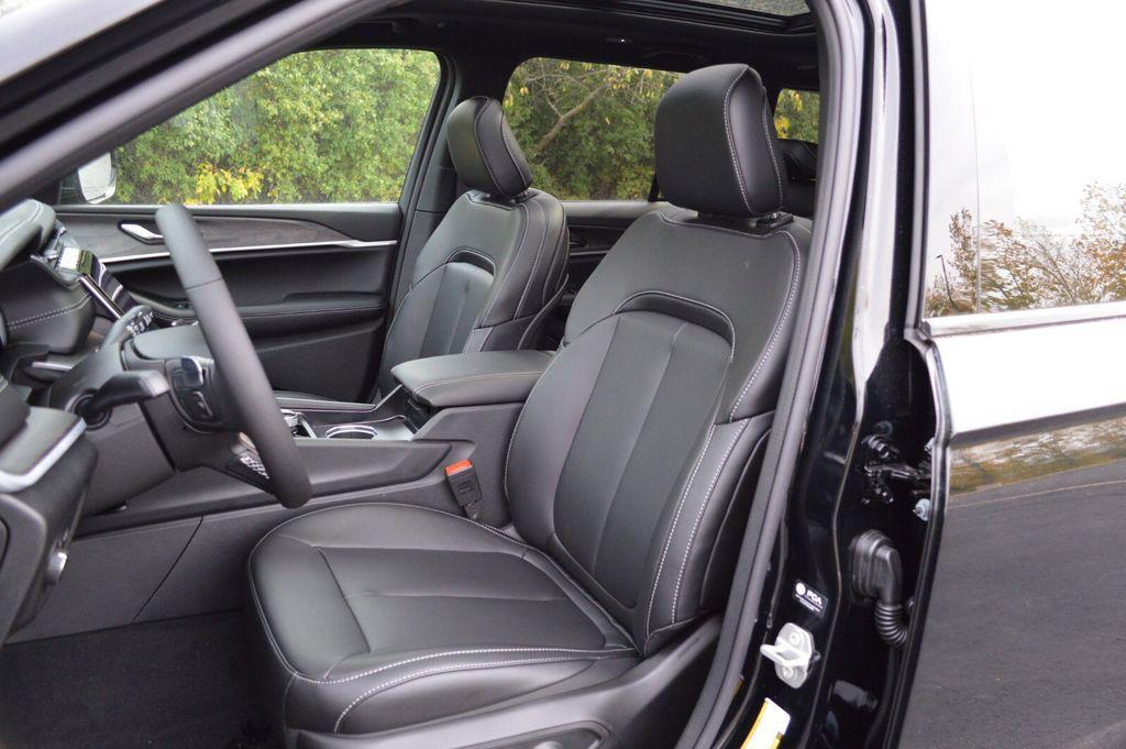 new 2025 Jeep Grand Cherokee car, priced at $43,990