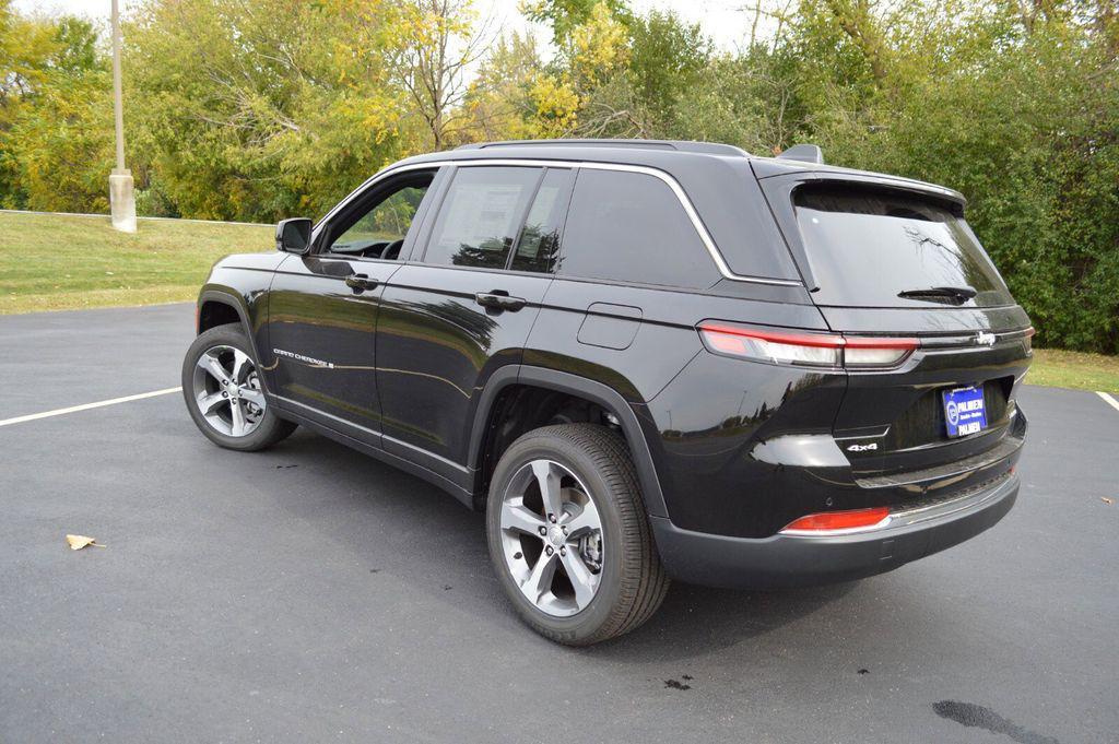 new 2025 Jeep Grand Cherokee car, priced at $43,990