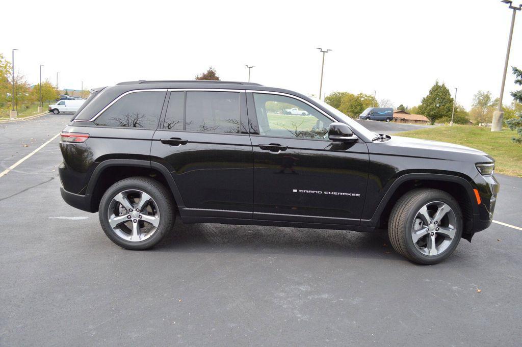 new 2025 Jeep Grand Cherokee car, priced at $43,990