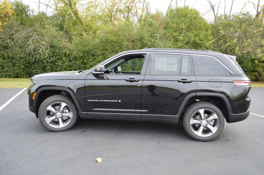 new 2025 Jeep Grand Cherokee car, priced at $43,990