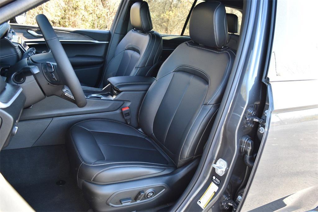 new 2025 Jeep Grand Cherokee car, priced at $42,299