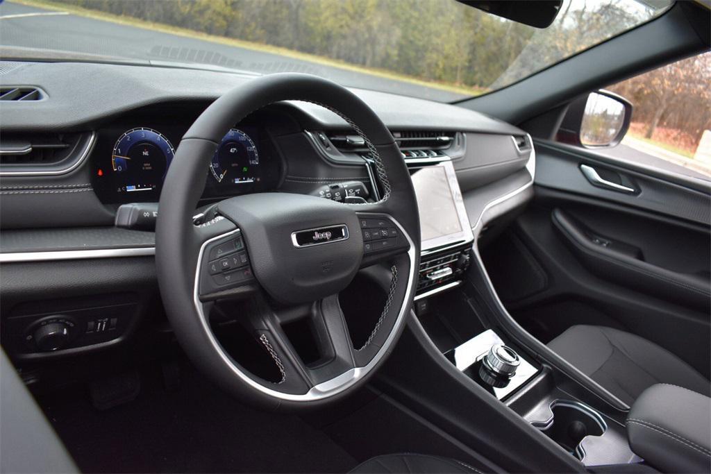 new 2025 Jeep Grand Cherokee car, priced at $37,999