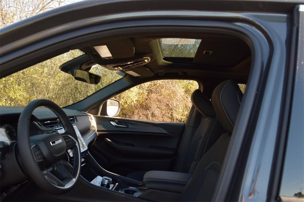 new 2025 Jeep Grand Cherokee car, priced at $39,999