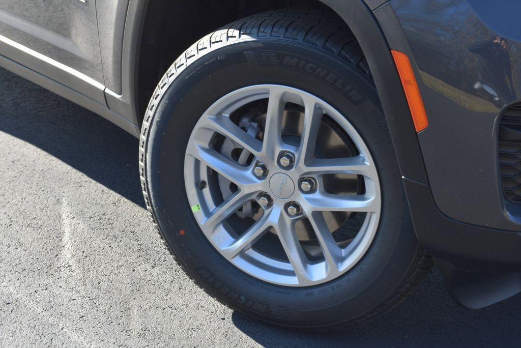 new 2025 Jeep Grand Cherokee car, priced at $35,999