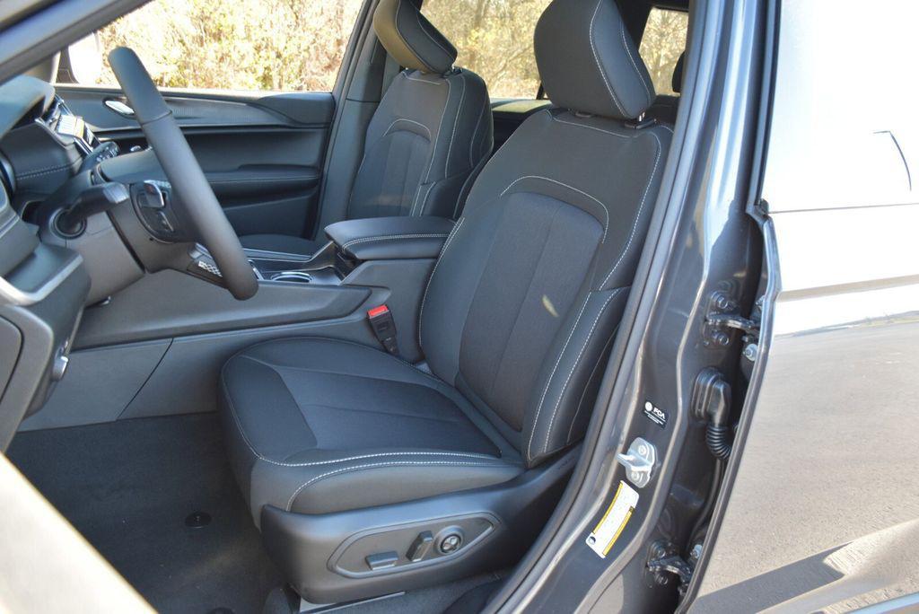 new 2025 Jeep Grand Cherokee car, priced at $35,999