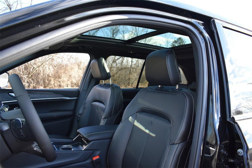 new 2025 Jeep Grand Cherokee car, priced at $47,599