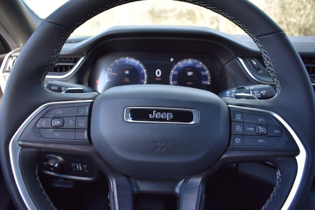 new 2025 Jeep Grand Cherokee car, priced at $46,990