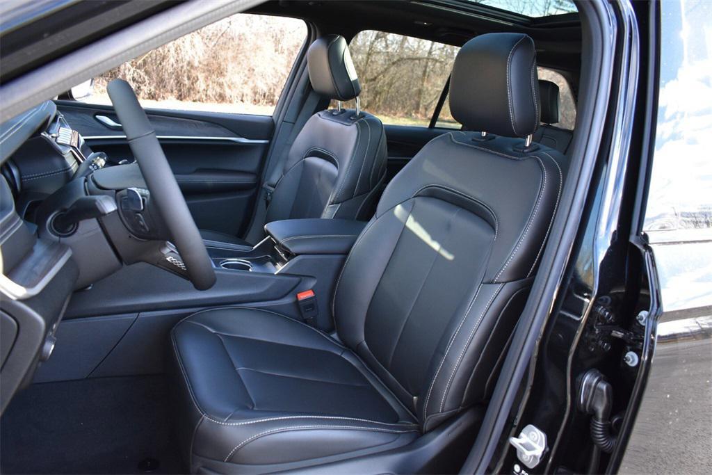 new 2025 Jeep Grand Cherokee car, priced at $47,599