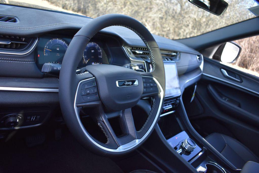 new 2025 Jeep Grand Cherokee car, priced at $46,990
