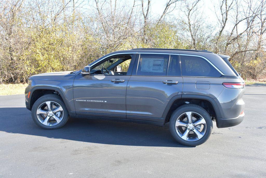 new 2025 Jeep Grand Cherokee car, priced at $41,990