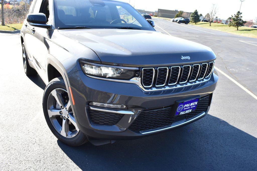new 2025 Jeep Grand Cherokee car, priced at $41,990