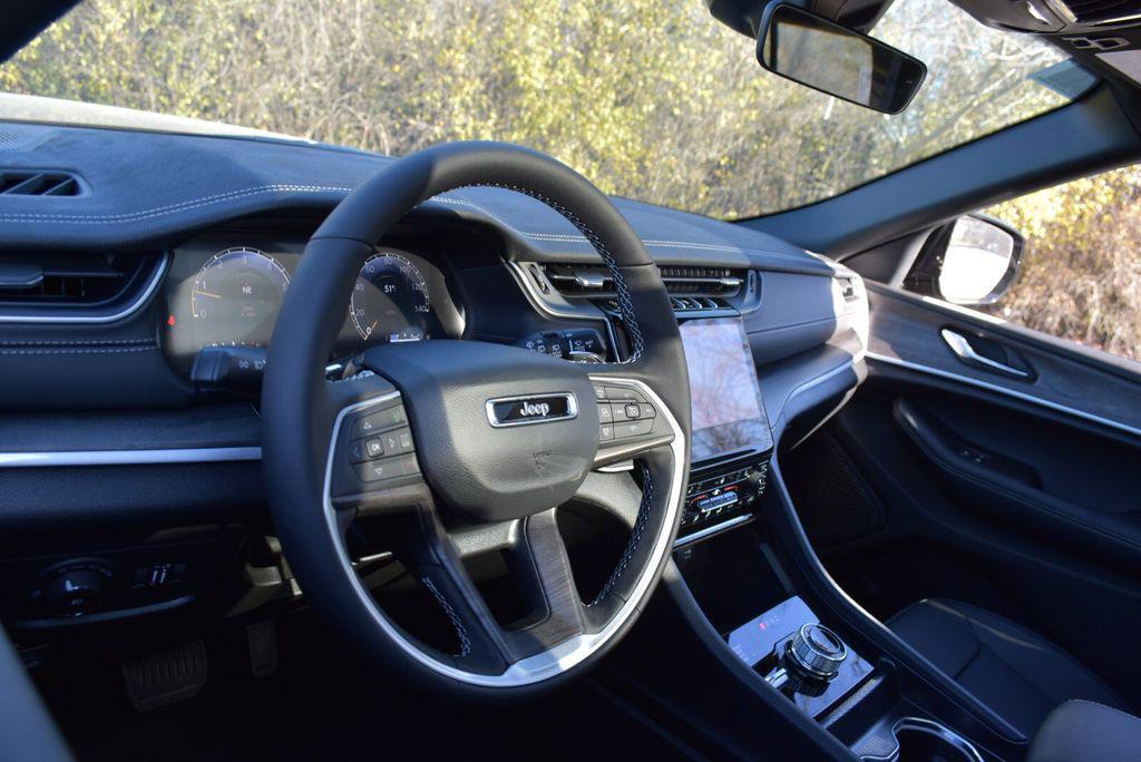 new 2025 Jeep Grand Cherokee car, priced at $41,990