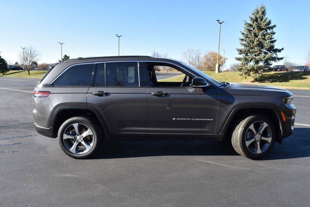 new 2025 Jeep Grand Cherokee car, priced at $41,990