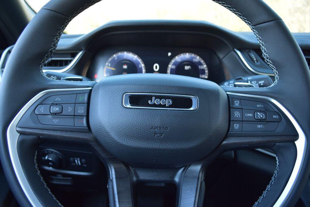 new 2025 Jeep Grand Cherokee car, priced at $41,990