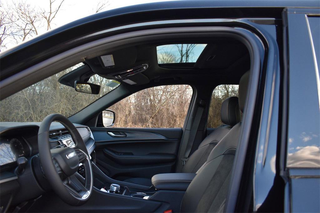new 2025 Jeep Grand Cherokee car, priced at $42,599
