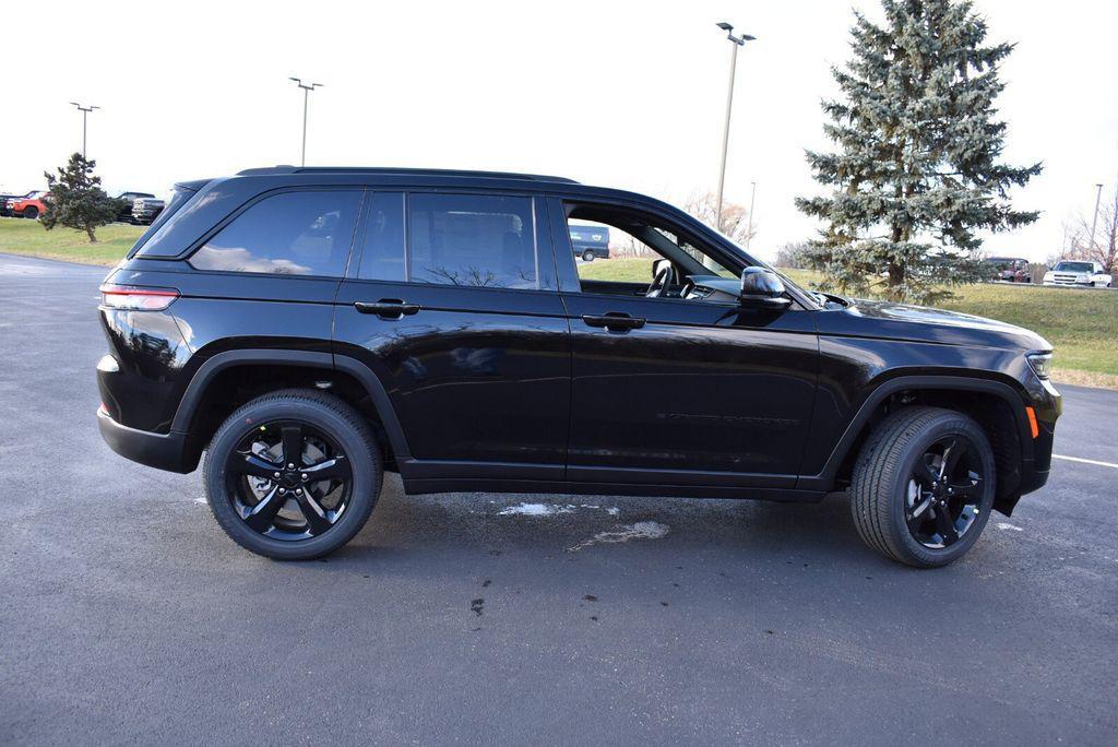 new 2025 Jeep Grand Cherokee car, priced at $41,999