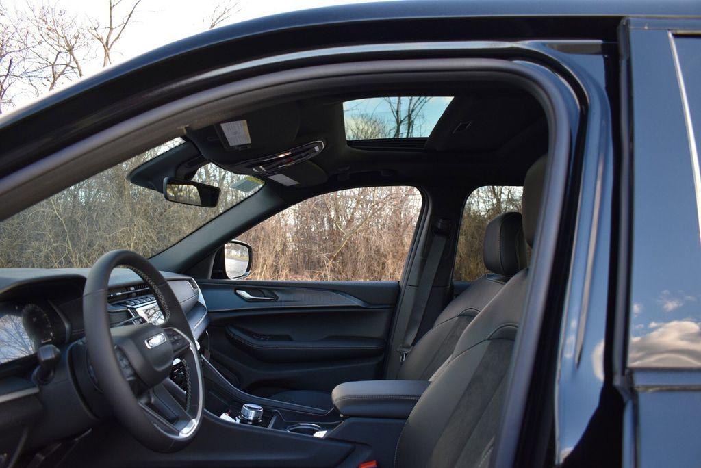 new 2025 Jeep Grand Cherokee car, priced at $41,999