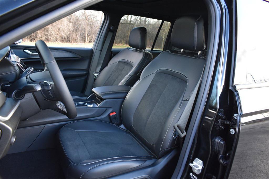 new 2025 Jeep Grand Cherokee car, priced at $42,599