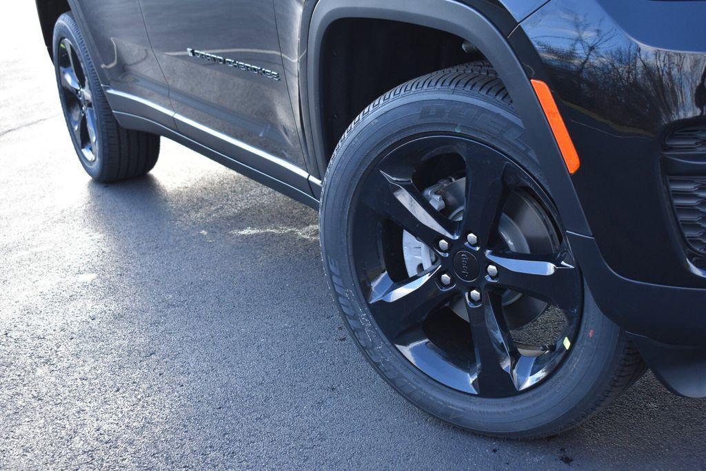 new 2025 Jeep Grand Cherokee car, priced at $41,999