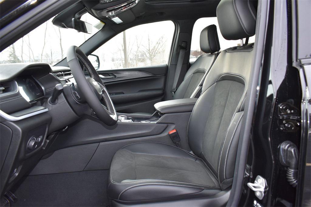 new 2025 Jeep Grand Cherokee car, priced at $42,999