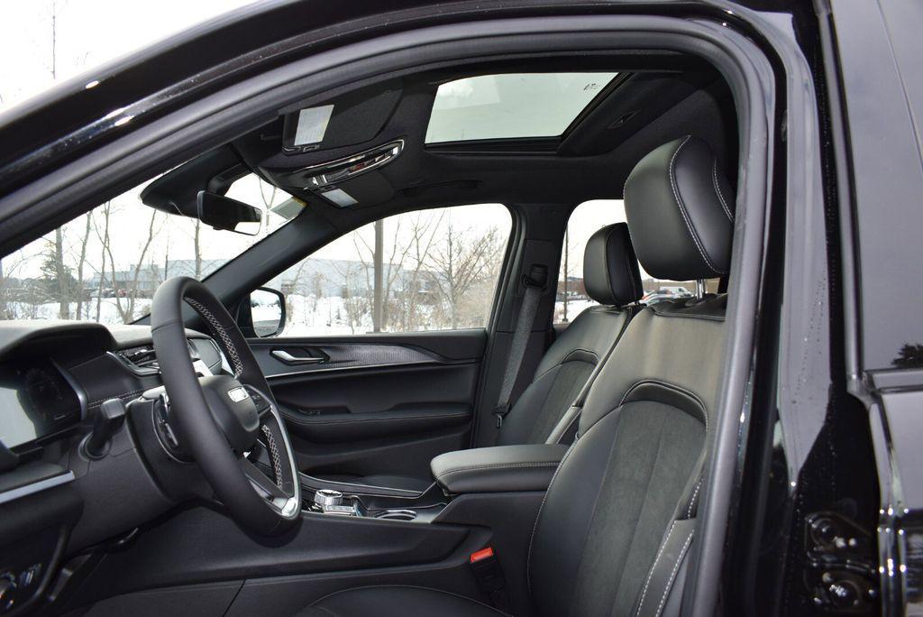 new 2025 Jeep Grand Cherokee car, priced at $41,990