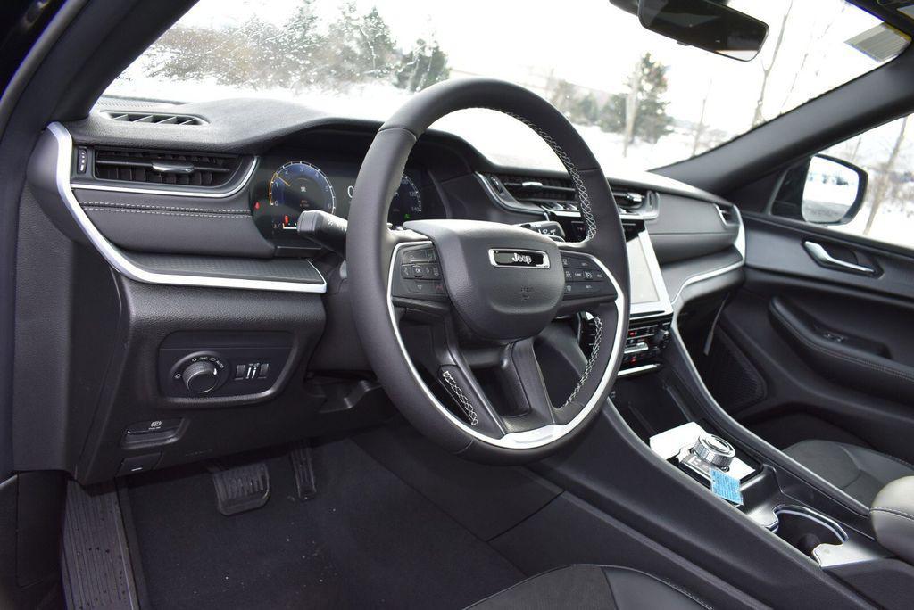 new 2025 Jeep Grand Cherokee car, priced at $41,990