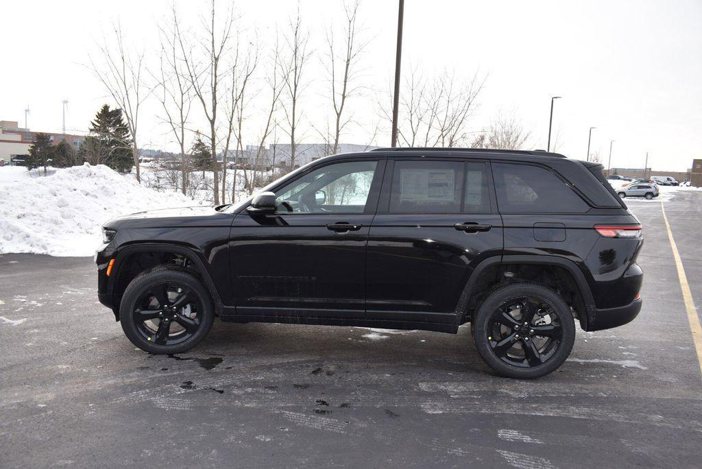 new 2025 Jeep Grand Cherokee car, priced at $41,990