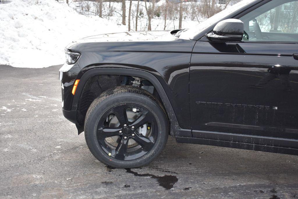 new 2025 Jeep Grand Cherokee car, priced at $41,990