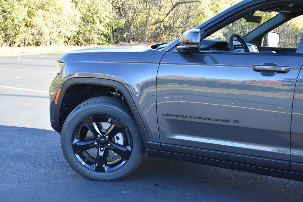 new 2025 Jeep Grand Cherokee car, priced at $39,999