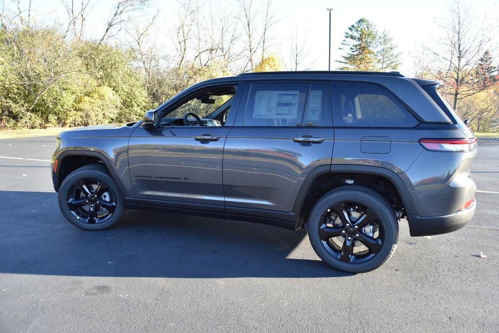 new 2025 Jeep Grand Cherokee car, priced at $39,999